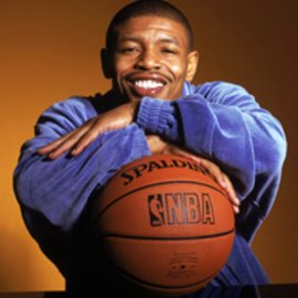 Muggsy_Bogues_2011-05-27_10-14-27