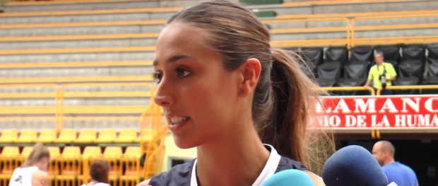 Tamara Abalde devant les micros des journalistes (c) Alchetron com