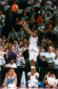 Charlotte Smith, son shoot à 3-points lors de la finale 1994 pour North Carolina (c) Goheels.com