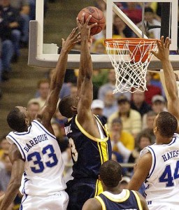 Dwyane Wade au dunk lors de la finale régionale 2003 avec Marquette contre Kentucky (c) enquirer.com