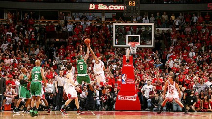 Le contre de D-Rose sur Ronddo @ Getty Images