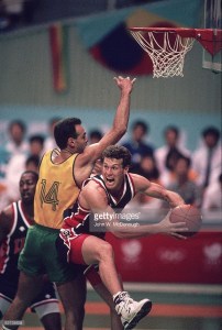 Oscar Schmidt face à Dan Majerle lors de Brésil-USA au JO de Séoul en 1988 (c) Getty