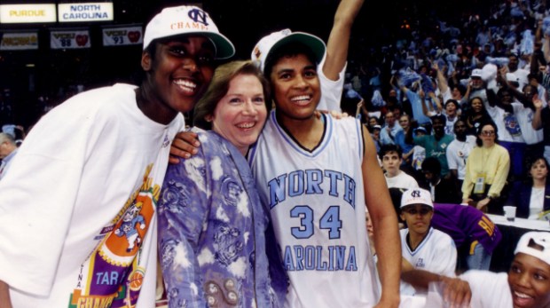 Sylvia Hatchell coach de North Carolina et deux de ses joueuses (c) goheels.com