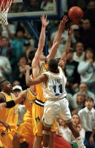Tyus Edney et son tir main droite victorieux en 1995 face à Missouri (c) Robert Gauthier - Los Angeles Times