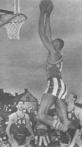 Le "Globy" Chamberlain au smash dans la campagne française. © Maxi-Basket