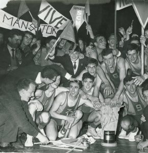 Le SCM Le Mans vainqueur de la Coupe en 1964. Le petit Pascal était-il dans les tribunes ? © Le Musée du basket