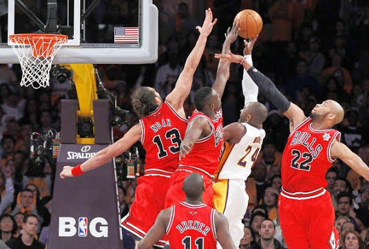 Noh, Den et Gibson au contre sur Kobe @ Getty Images