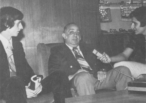 Jean-Jacques Maleval, (g), et Thierry Bretagne, (d), profite de la visite touristique à Paris du directeur marketing des Chicago Bulls pour glaner quelques infos. © L'Equipe Basket Magazine