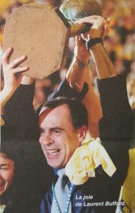 La joie de Laurent Buffard lors de la victoire en Euroligue 2002 (c) Basket News N°80 - Mai 2002