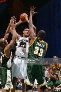 Tim Duncan contre deux joueurs de Seattle - San Antonio Spurs - Playoffs 2002 (c) Getty