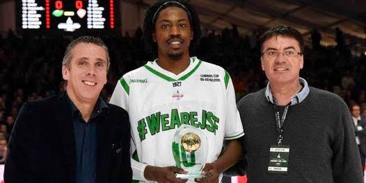 La presse audioviselle, David Cozette, et écrite, Pascal Legendre, entourant la Pro A, Mykal Riley. © Photo personnelle P. Legendre.