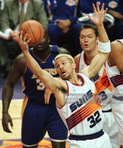 Jason Kidd aux rebonds lors du Game 4 de la série Suns-Lakers en demi-finale de conférence Ouest (c) Getty