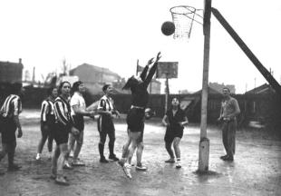 Basketteuses extérieur 1920
