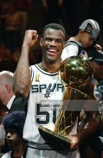 David Robinson, champion NBA 2003 avec le trophée (c) GettyDavid Robinson, champion NBA 2003 avec le trophée (c) Getty