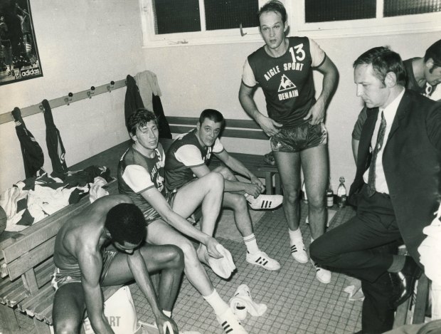 Le vestiaire de Denain, avec notamment Degros et Staelens @ Musée du Basket