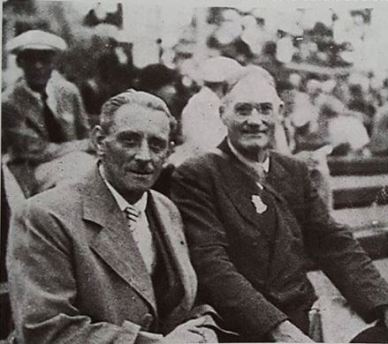 Marcel Barillé (à gauche) président de la fédération française aux côtés de James Naismith lors du toirnoi à Berlin.
