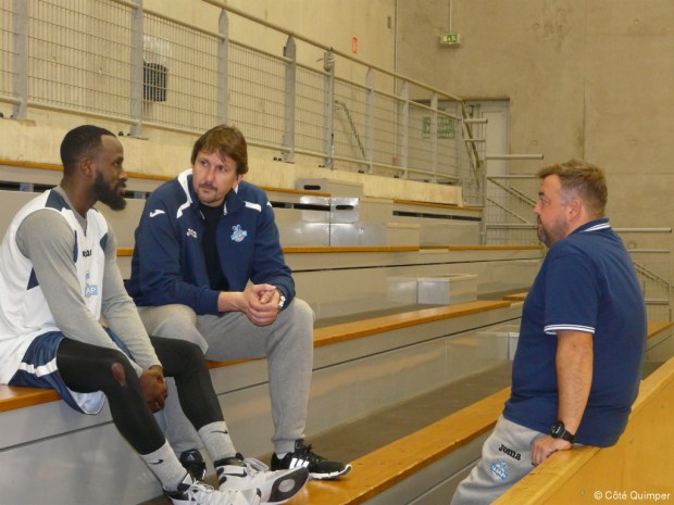 Laurent Foirest dans la position du coach à Quimper avec un de ses joueurs et son assisitant - Décembre 2015 (c) Coté Quimper