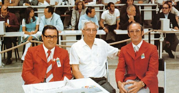 Jones, ici entouré de Manfred Stroher (gauche) et Alistair Ramsay (droite) constituant le comité technique des JO 1972. 