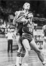 Semenova face à Stefania Passaro en 1982.