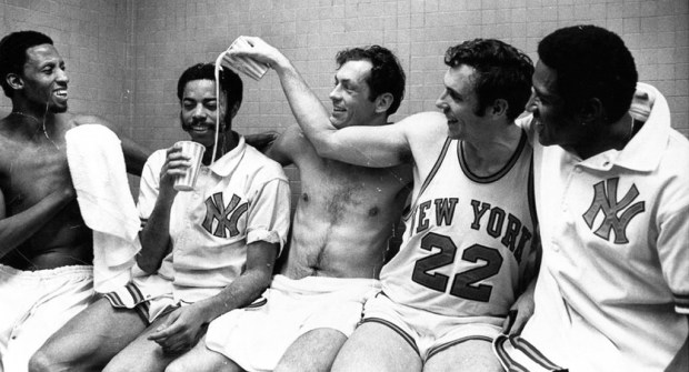 Barnett, Frazier, Bradley, DeBusheere et Reed fêtent le titre.