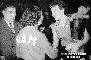 Anne-Marie Colchen reçoit le titre national 1952 remporté face à l'UA Marseille.