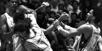 Championnat du Monde de Lutte à la Moutète en 1987! On reconnait certains des combattants: Vestris, Monclar, Kea et Dacoury coté Limoges; Henderson (qui est au centre de toute les attentions) et Kaba coté Orthez.