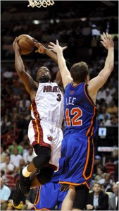 Dwyane Wade attaque le cercle face à David Lee lors de Heat-Knicks en avril 2009 (c) AP