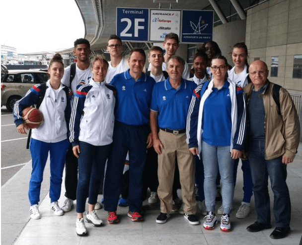 Irène Ottenhof en compagnie des joueuses de l'équipe de France féminine 3x3 en route vers Débrecen en 2015