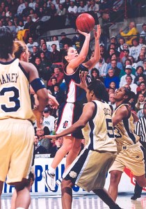 Sue Bird, son shoot au buzzer lors de UConn-Notre Dame en mars 2004 (c) UConn Today