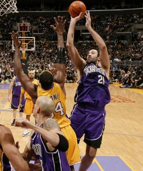 Vlade Divac aec Sacramento @ SI.com